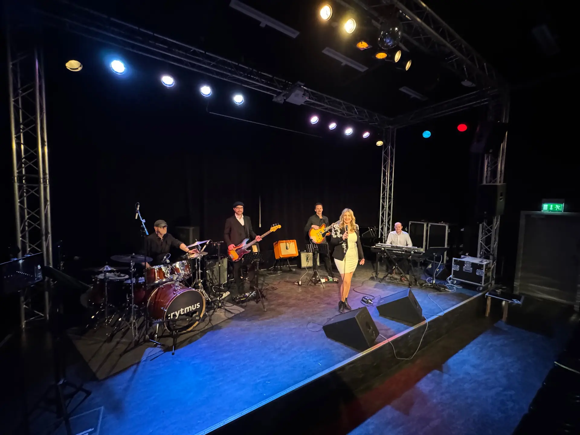 Sweet Harmony Band uppträder live på scen